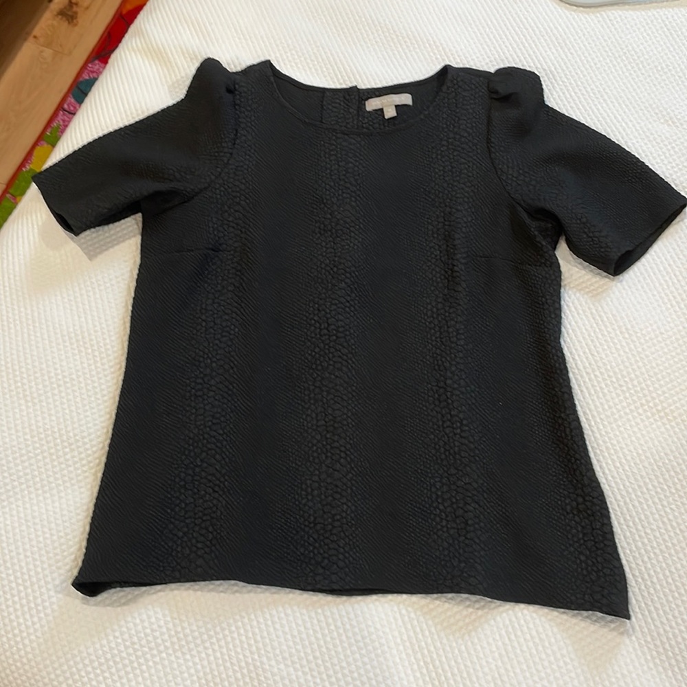 Banana Republic black texturized blouse with puff sleeve. Size 14.